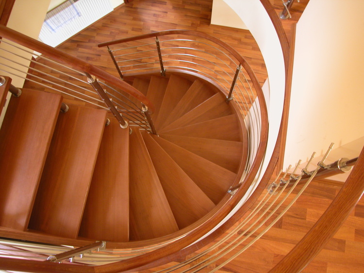 ST4: Dřevěné točité schodiště s nerezovými doplňky